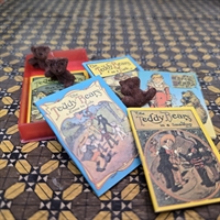 mini-dukkehus-boeger-bjoerne-mini-brune-plysbamser-gammelt-legetoej